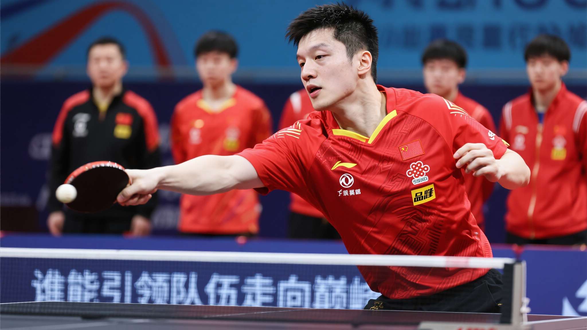 樊振东回归国乒迎大突破 当前中国男队正处于重要过渡阶段,小将们锐意进取但经验尚浅,而像樊振东这样的大满贯