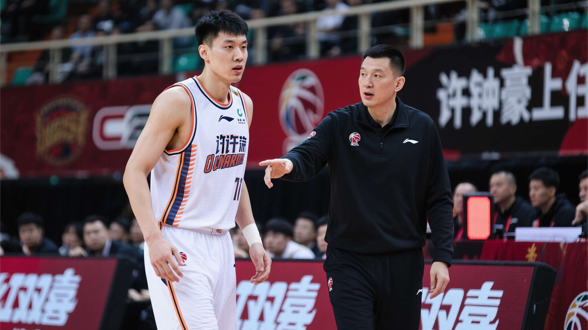 恭喜,许钟豪上任豪门,担任主教练,曾帮广厦夺冠,被称CBA恶人 纵观世界体育圈并非所有优秀运动员都能顺利转型为出色教头,但对于了解比赛本质同时拥